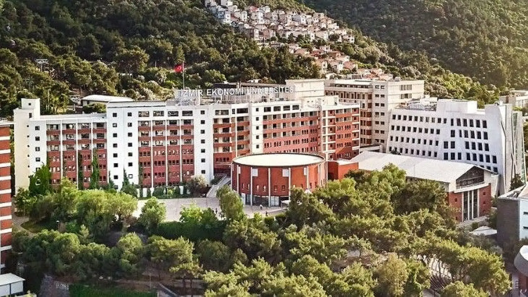 İzmir Ekonomi Üniversitesi 2 Araştırma Görevlisi alıyor