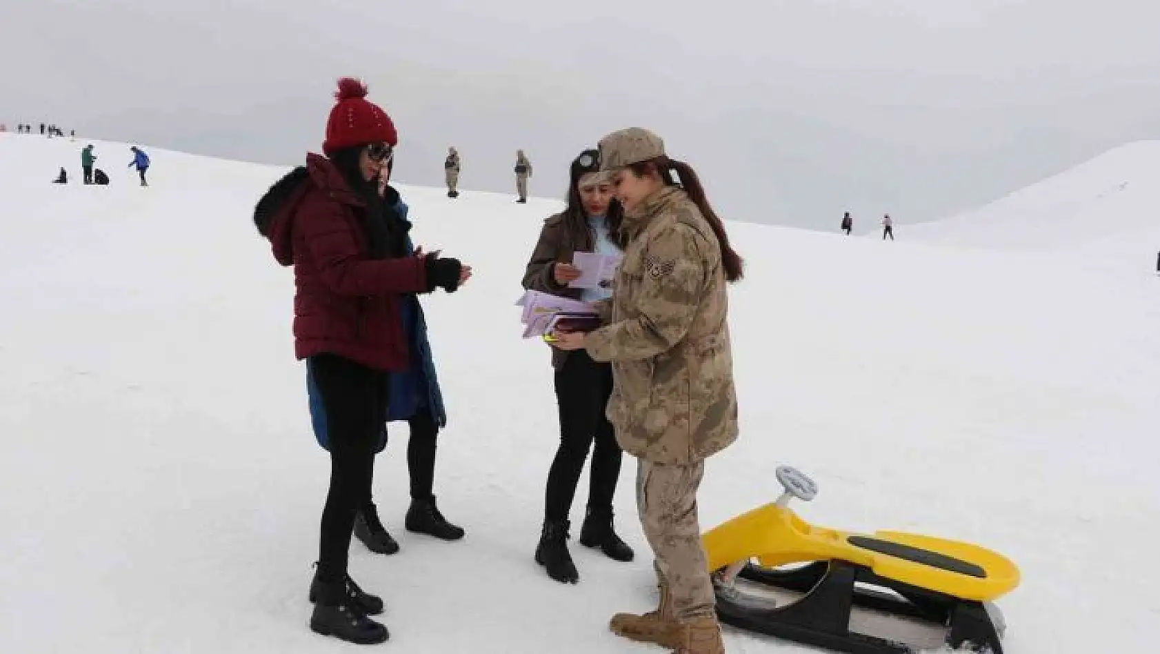 Jandarma, kayak merkezinde KADES'i tanıttı