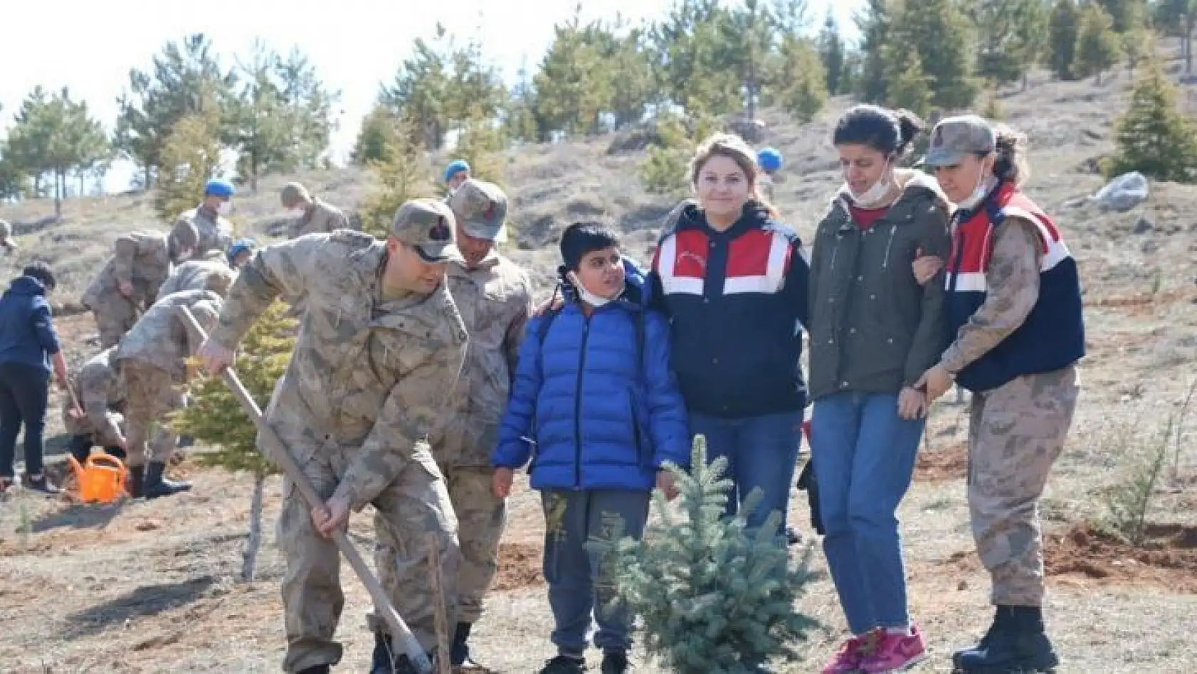 Jandarma öğrencilerle birlikte ağaç dikti