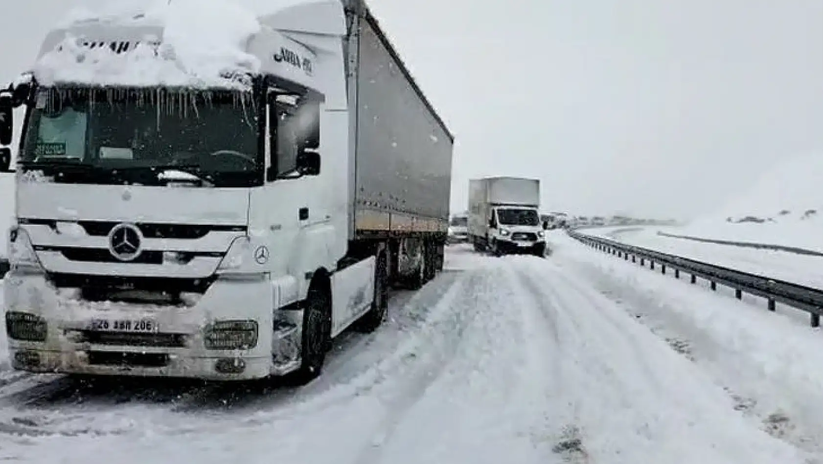 Kar Nedeniyle Rampayı Çıkamayan Sürücüler Yolda Mahsur Kaldı