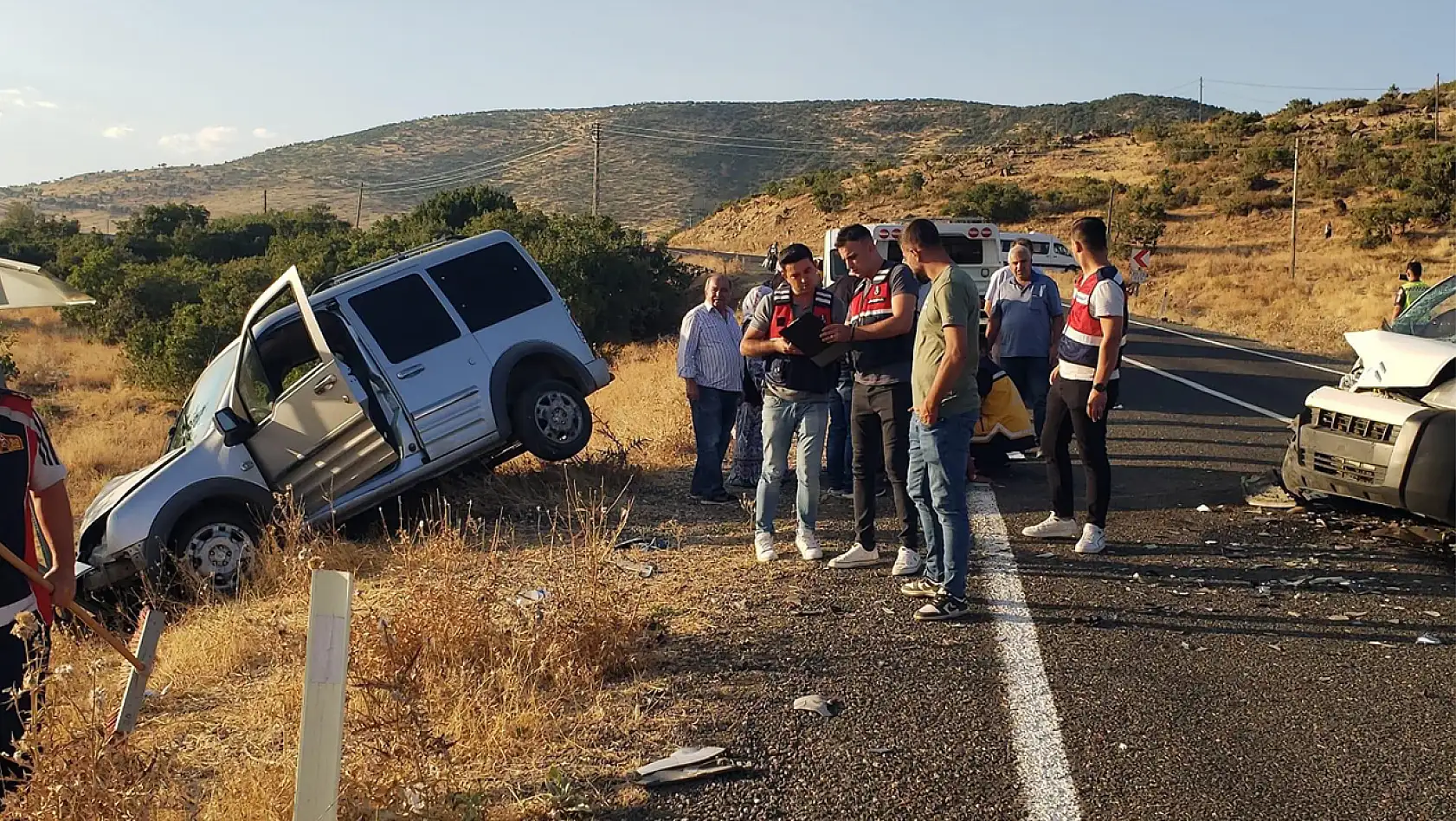 Karakoçan'da İki Araç Kafa Kafaya Çarpıştı: 9 Yaralı