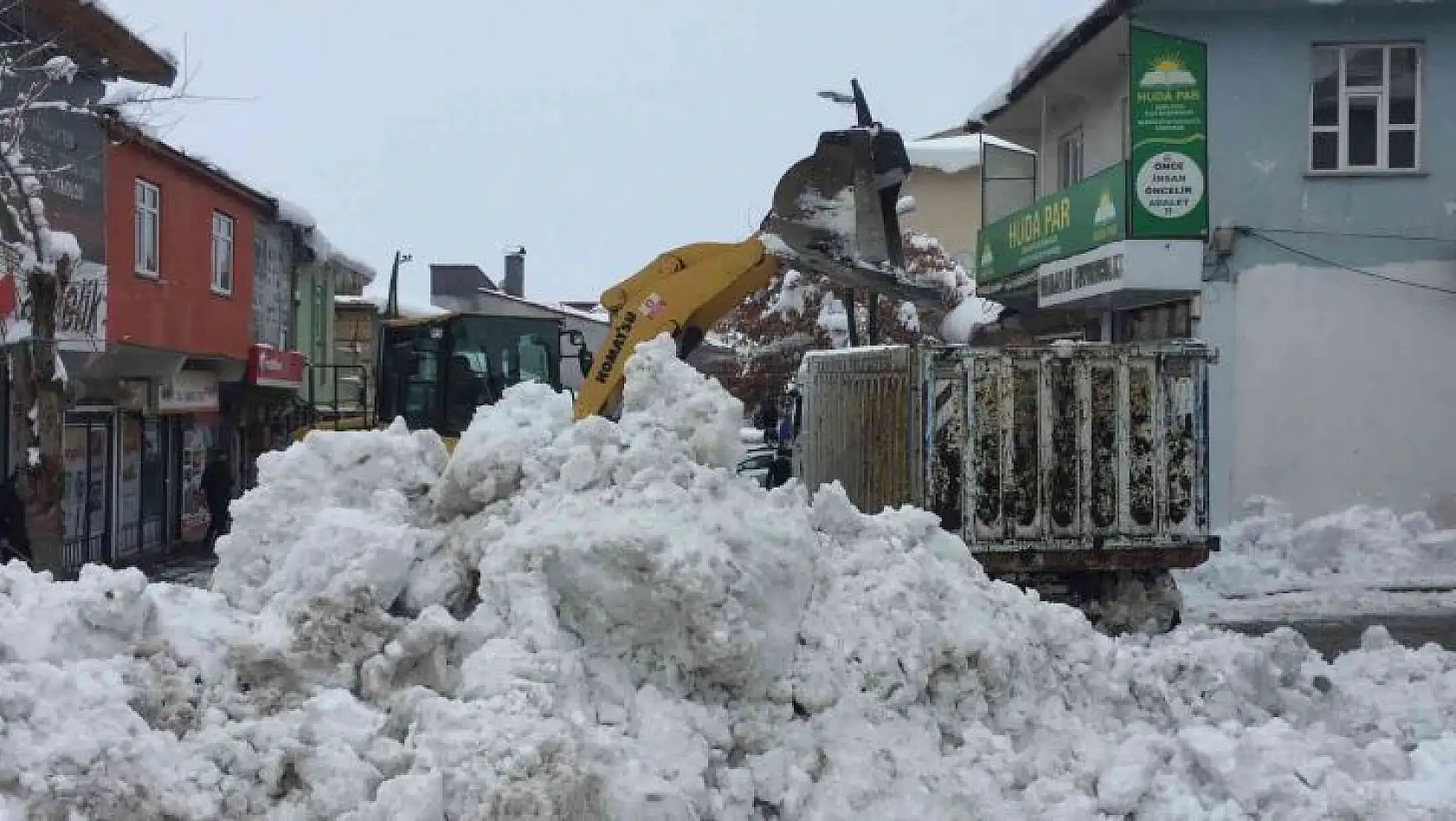 Karlıova'da 150 kamyon kar birikintisi ilçe dışına taşındı