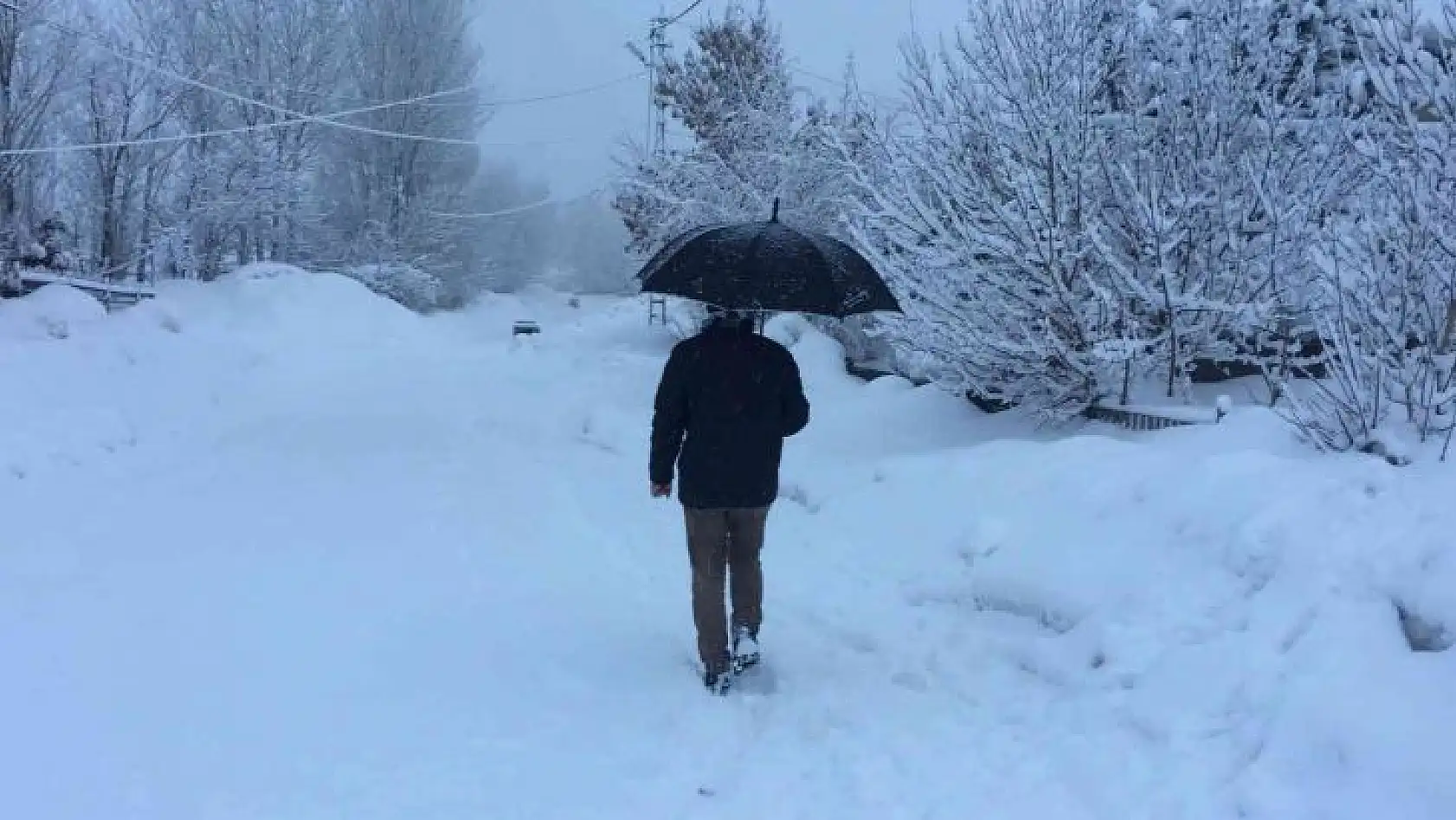 Karlıova'da kar yağışı etkisini sürdürüyor