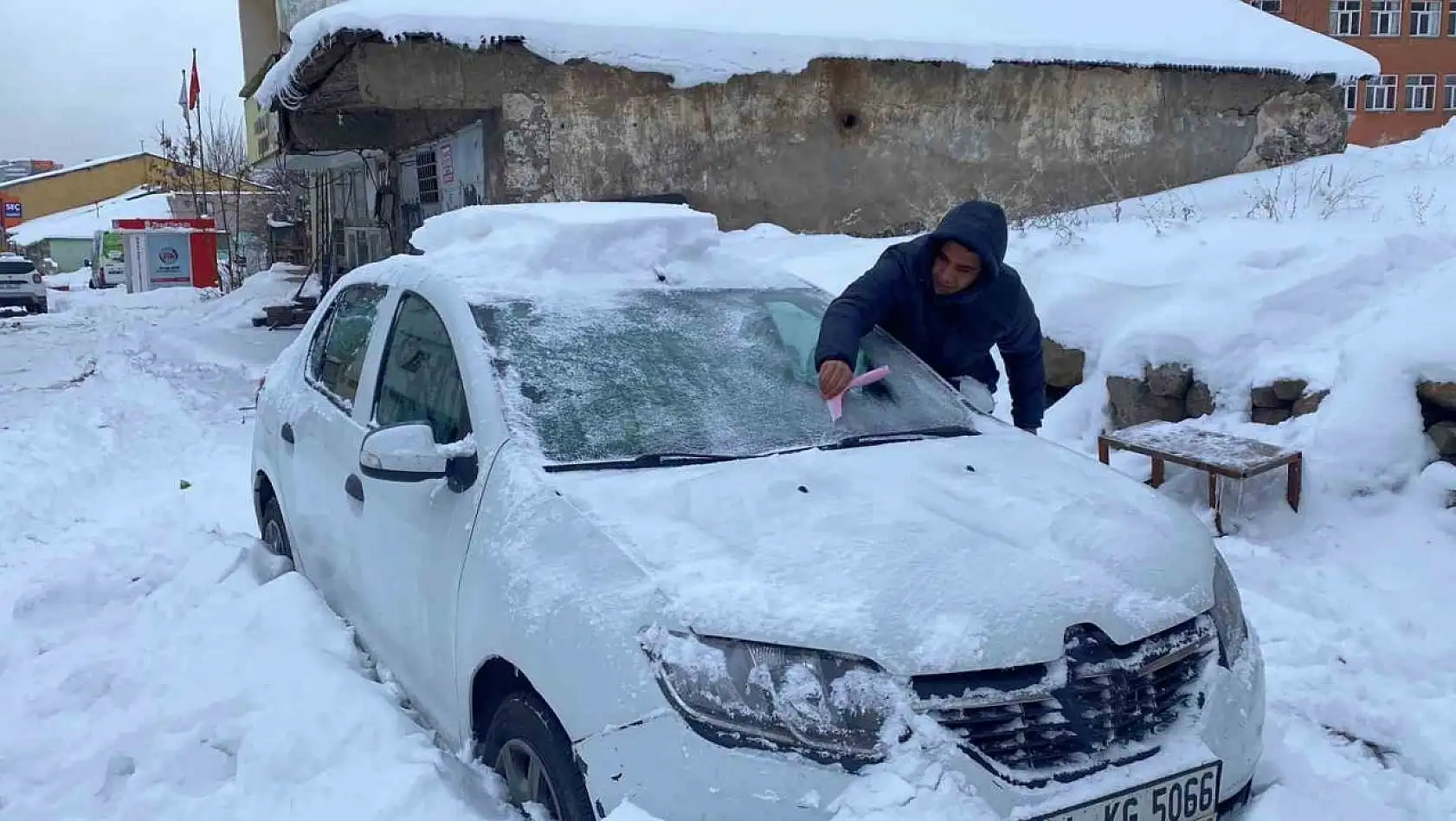 Karlıova'ya kar geldi, çatılarda sarktılar oluştu