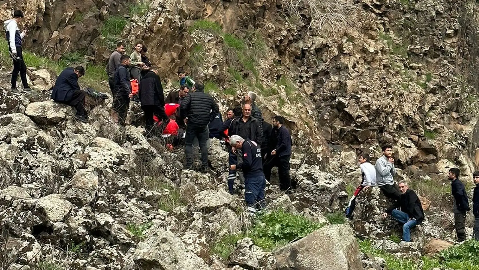 Kayalıklarda Düşen Vatandaş Helikopter Ambulans ile Alındı