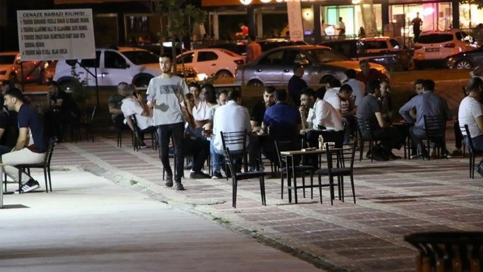 Kısıtlamaların kalktığı ilk akşamda vatandaşlar sokakları doldurdu