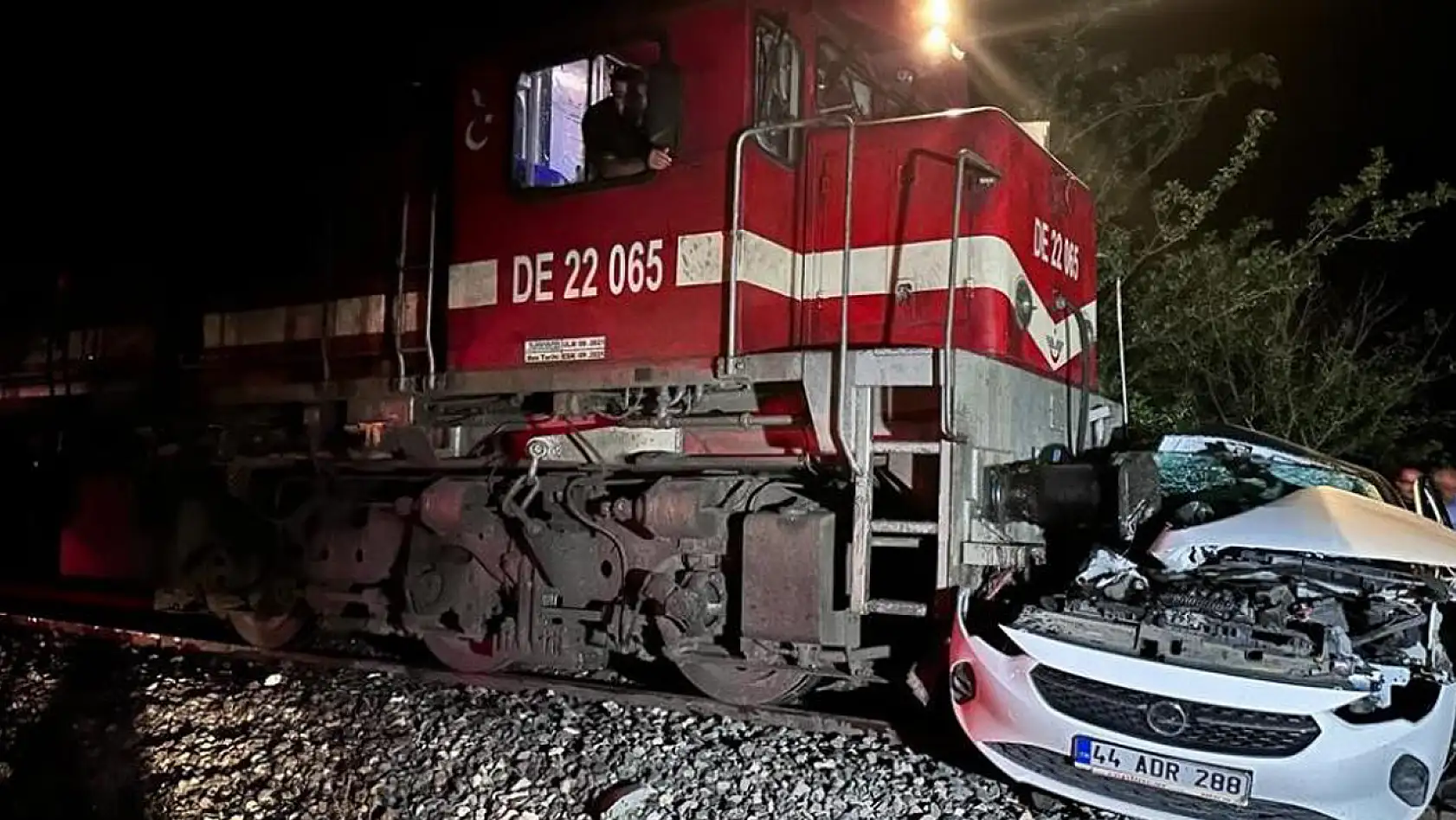 Korkunç Kaza! Tren Otomobile Çarptı: 1 Ölü