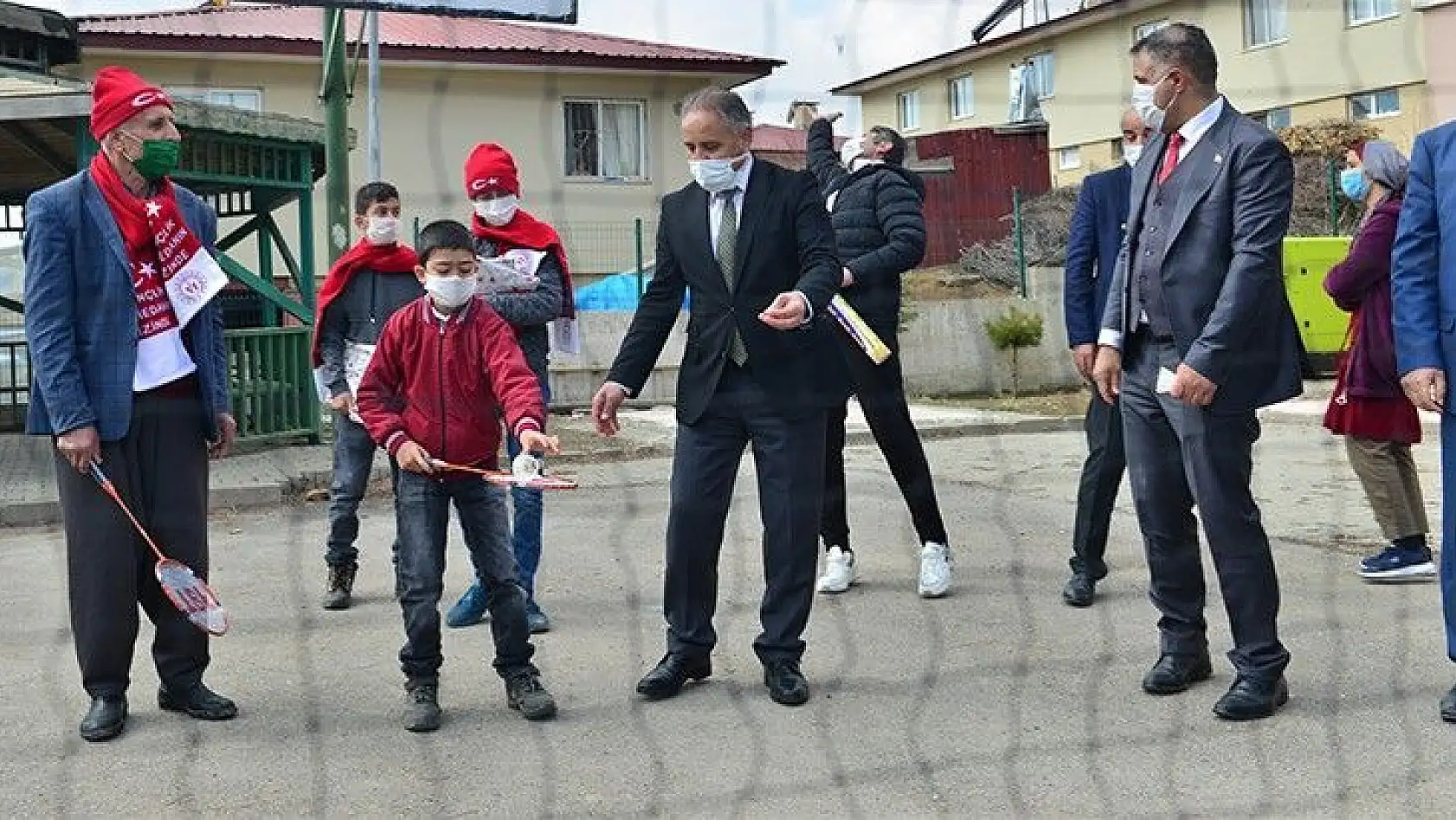 Köy okulu öğrencileri, milli sporcu eşliğinde badminton ile tanıştı