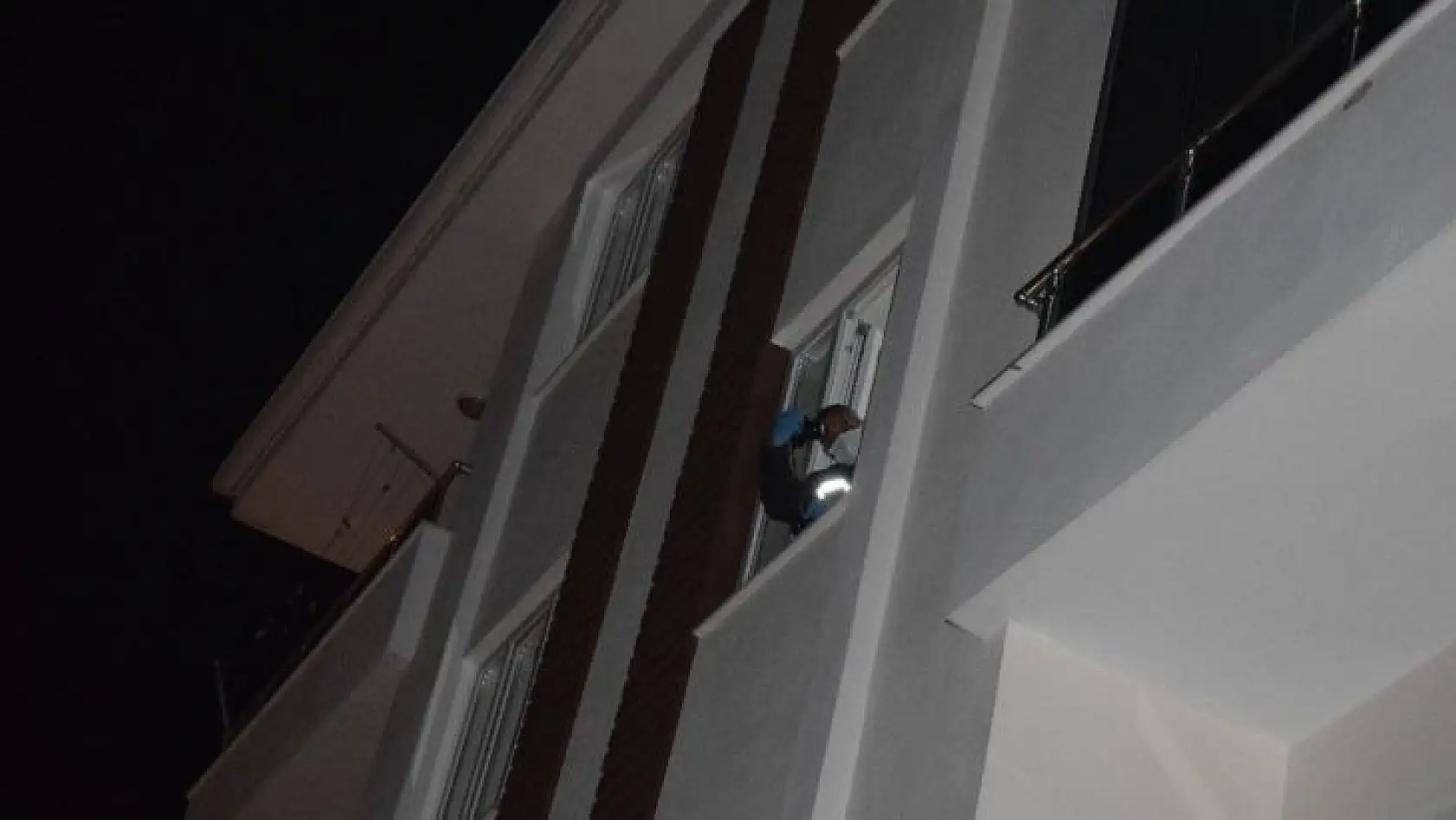 Malatya'da 3'üncü katın penceresinden atlayan genç kız ağır yaralandı