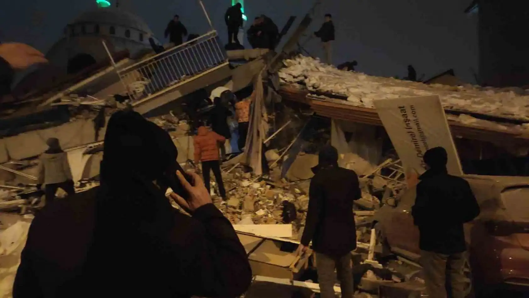 Malatya'da çok sayıda bina çöktü, enkazda aramalar sürüyor