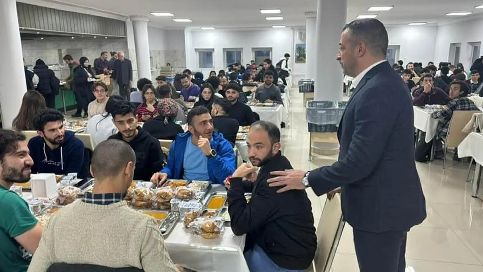 Milletvekili Semih Işıkver'den F.Ü Öğrencilerine İftar Yemeği