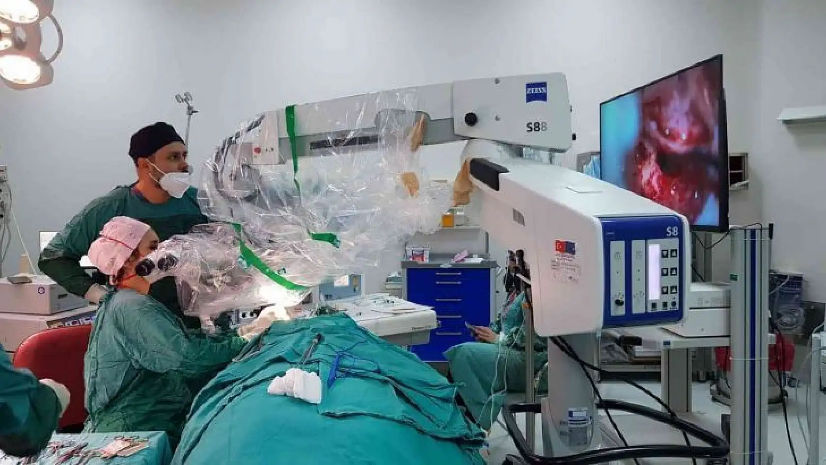 MTÜ'de koklear implantasyon operasyonu sevinci