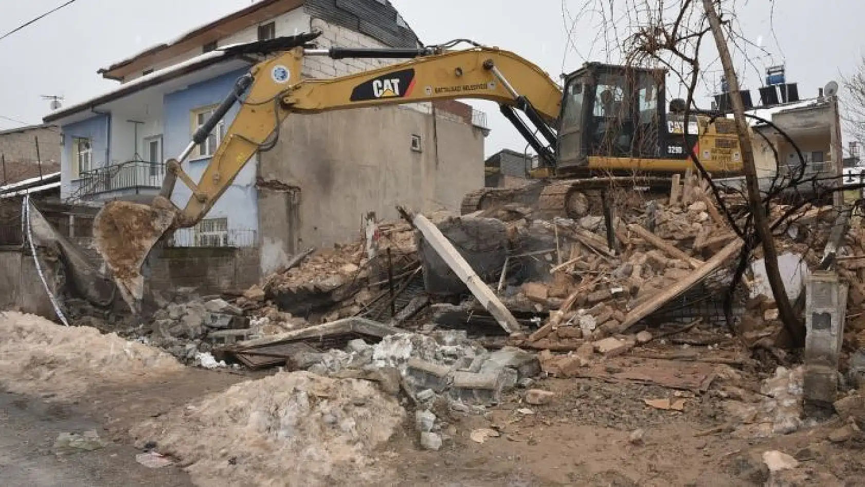 Riskli kerpiç ev Battalgazi Belediyesi ekipleri tarafından yıkıldı