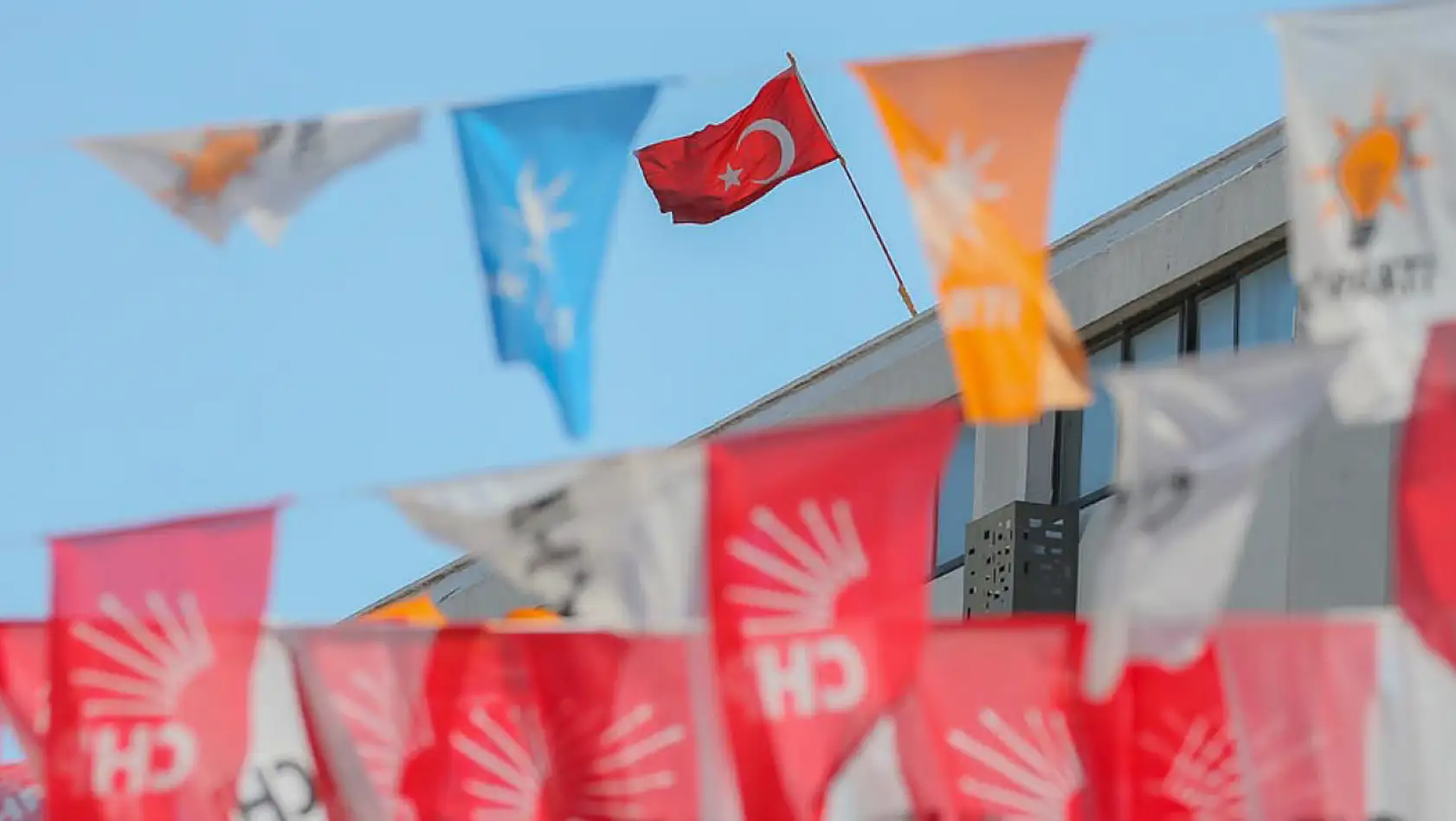 Şehit Haberlerinin Ardından AK Parti ve CHP, Aday Tanıtım Toplantılarını Erteledi