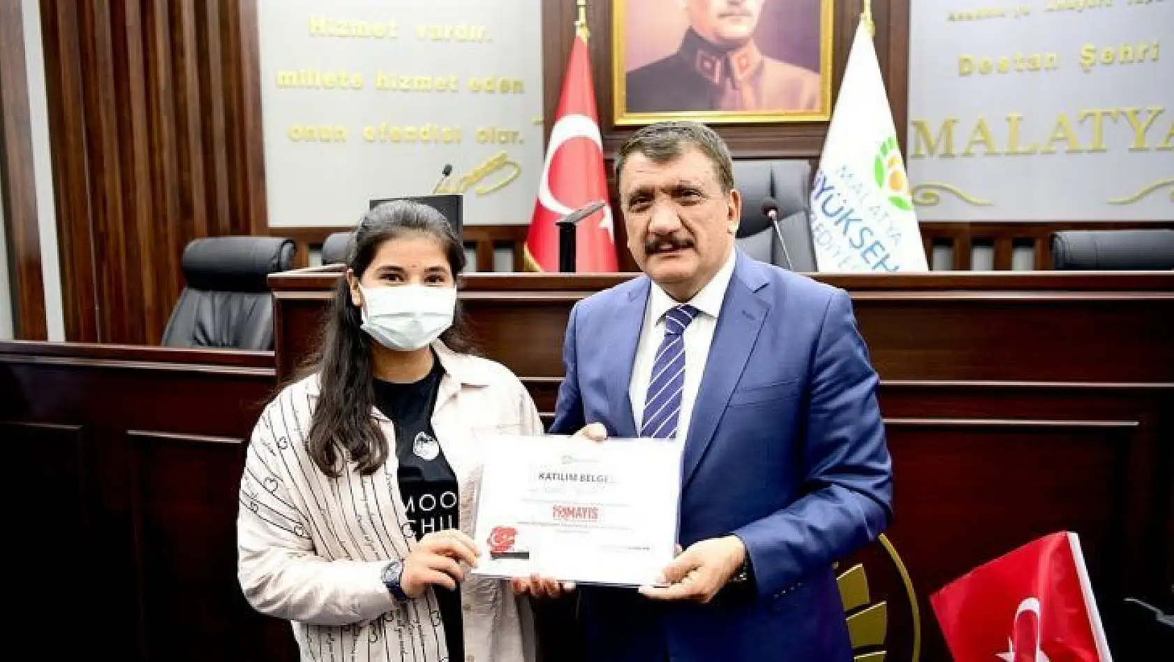 Selahattin Gürkan, dereceye giren öğrencilere ödüllerini verdi