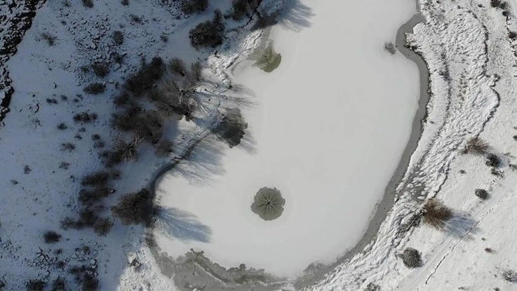 Sülüklü Göl buz tuttu, drone ile görüntülendi