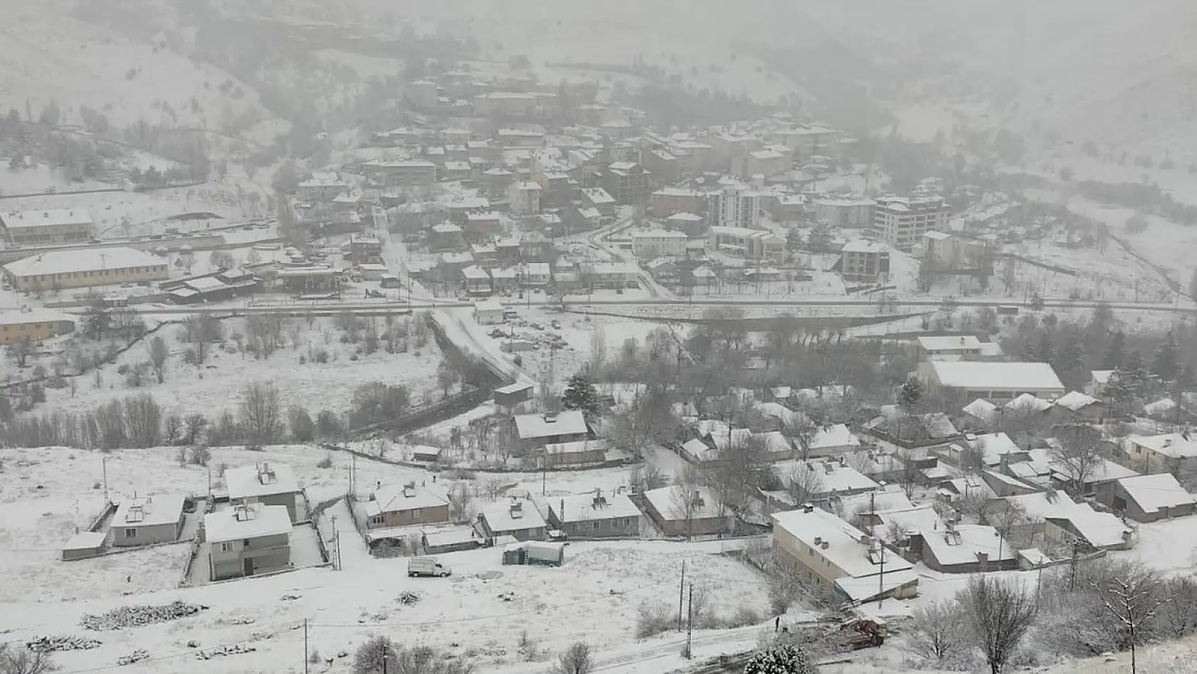 Tunceli'de Kar Yağışı Etkili Oldu, Onlarca Köy Yolu Ulaşıma Kapandı