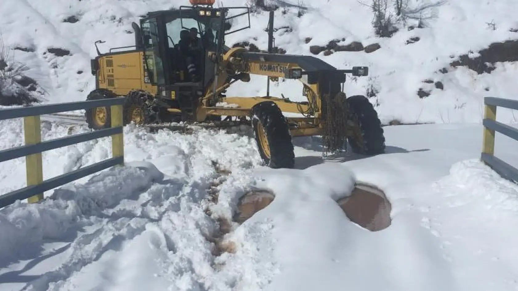 Tunceli'de karla kapan 120 köy yolu açıldı, 18'inde çalışma sürüyor
