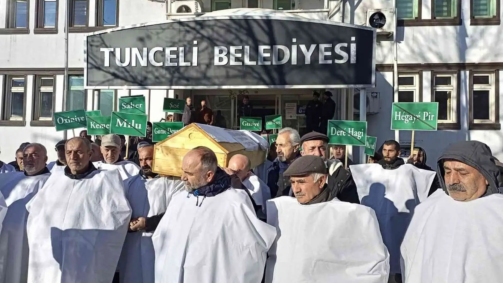 Tunceli'de köylüler, belediyeyi tabut ve kefenlerle protesto etti