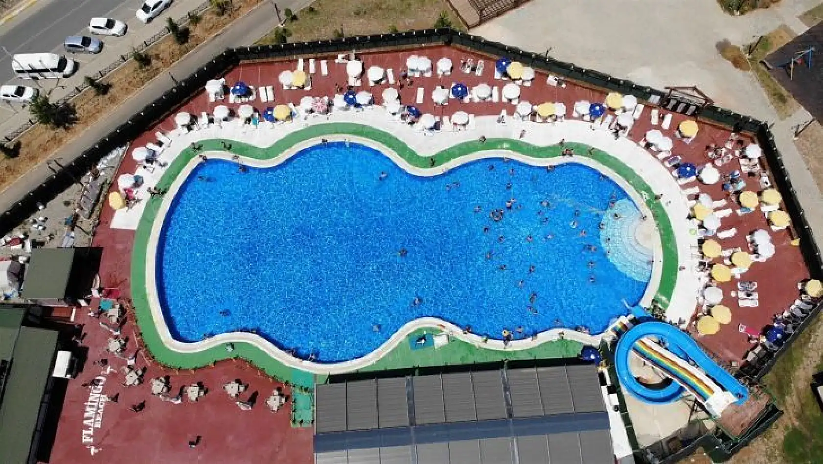 Tunceli'de sıcaktan bunalan vatandaşlar havuza koştu, görüntüler Ege ve Akdeniz'i aratmadı
