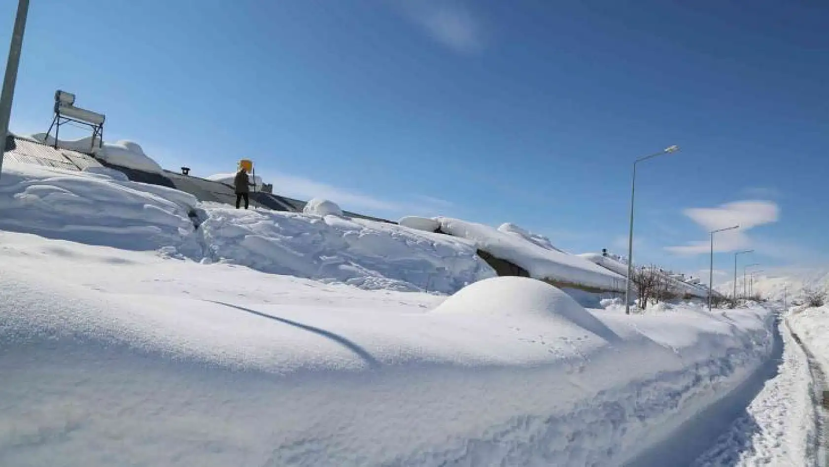 Tunceli'nin Ovacık ilçesi kardan kayboldu