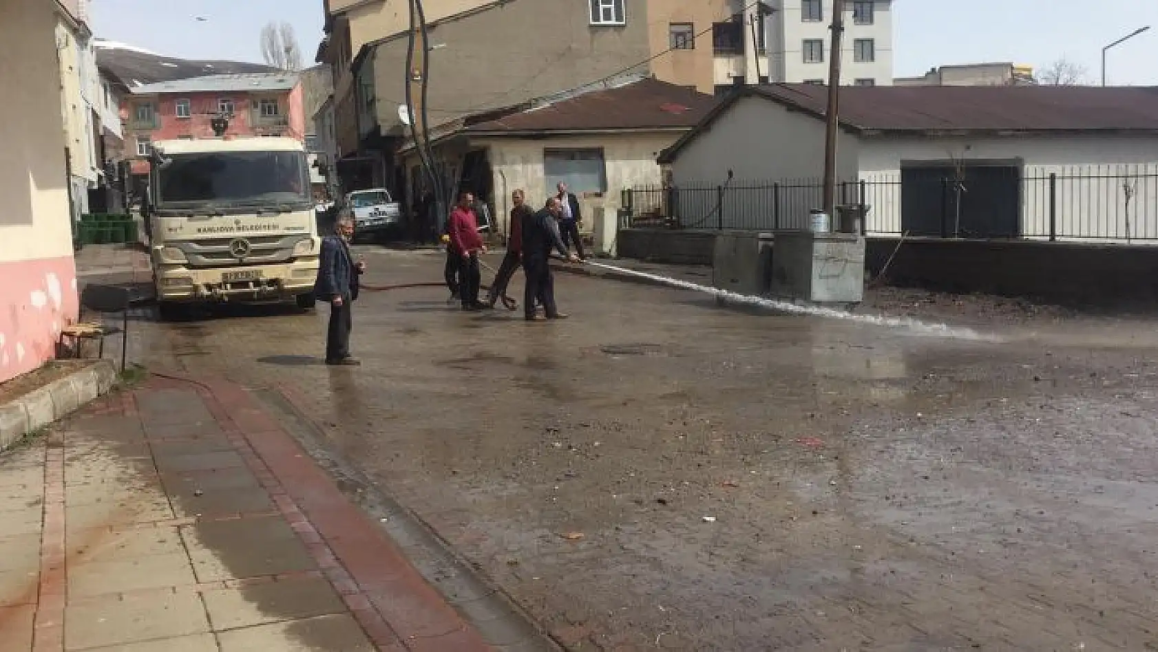 Türkiye'nin en çok kar yağışı alan ilçelerinden Karlıova'da bahar temizliği