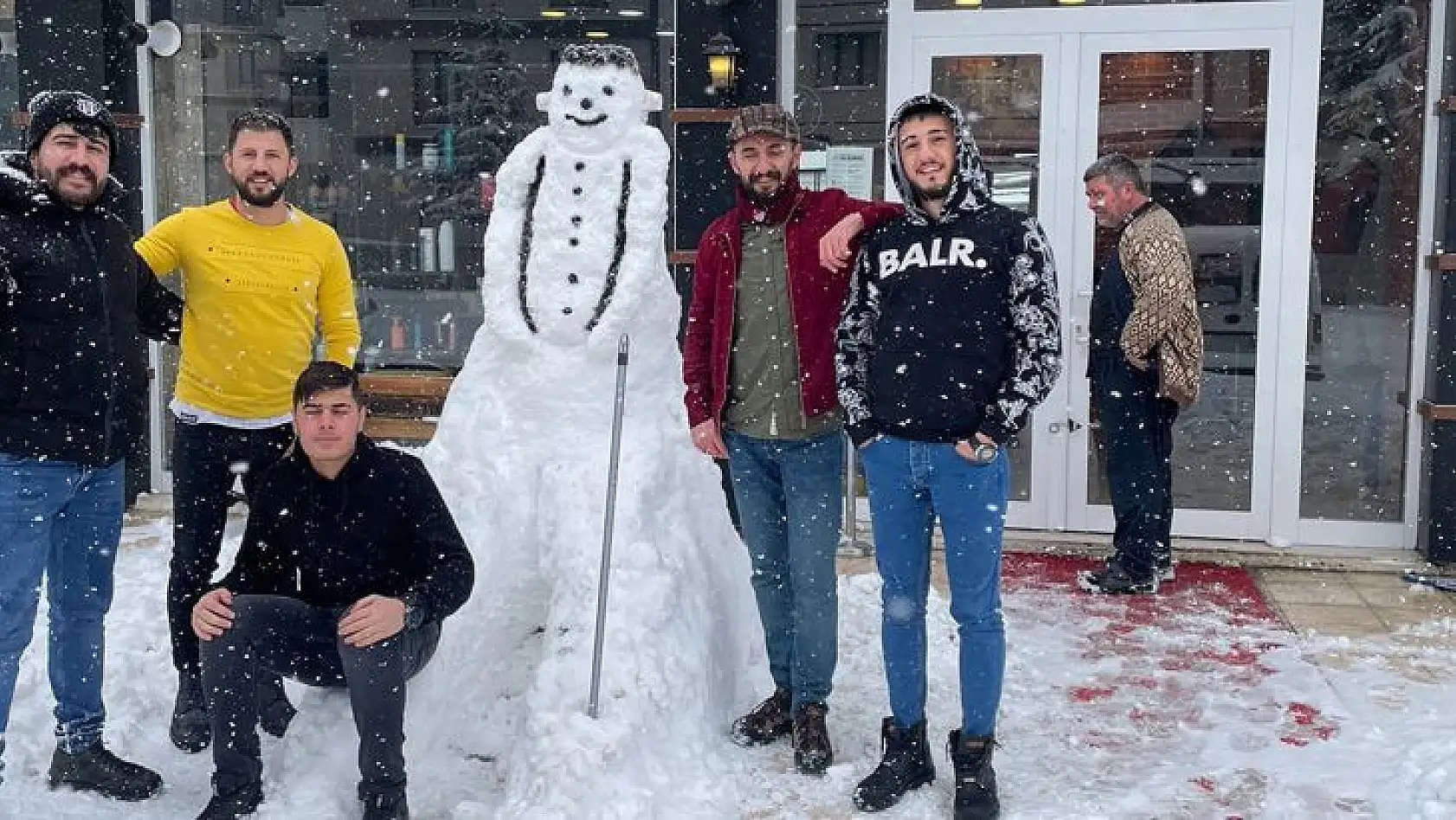 Vatandaşlar Kardan Adam Yaparken Hünerlerini Sergiledi