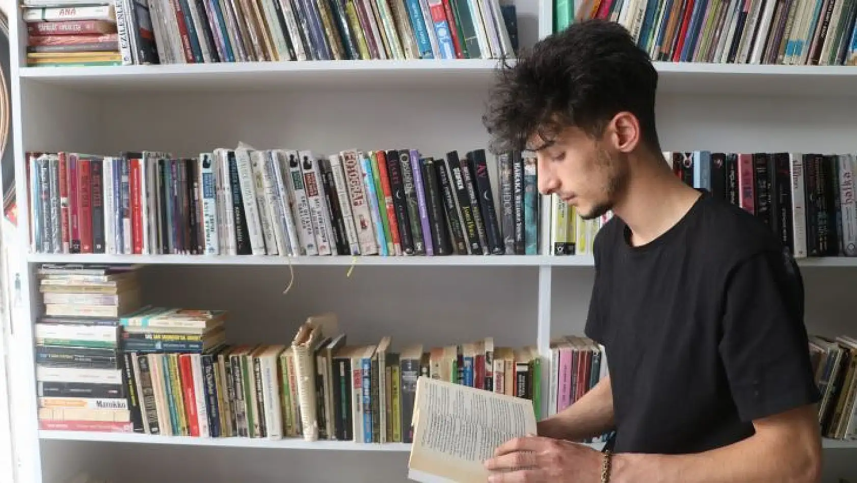 Yaşıtları dijital dünyada kaybolan genç, okuduğu kitaplarla sahaf açtı