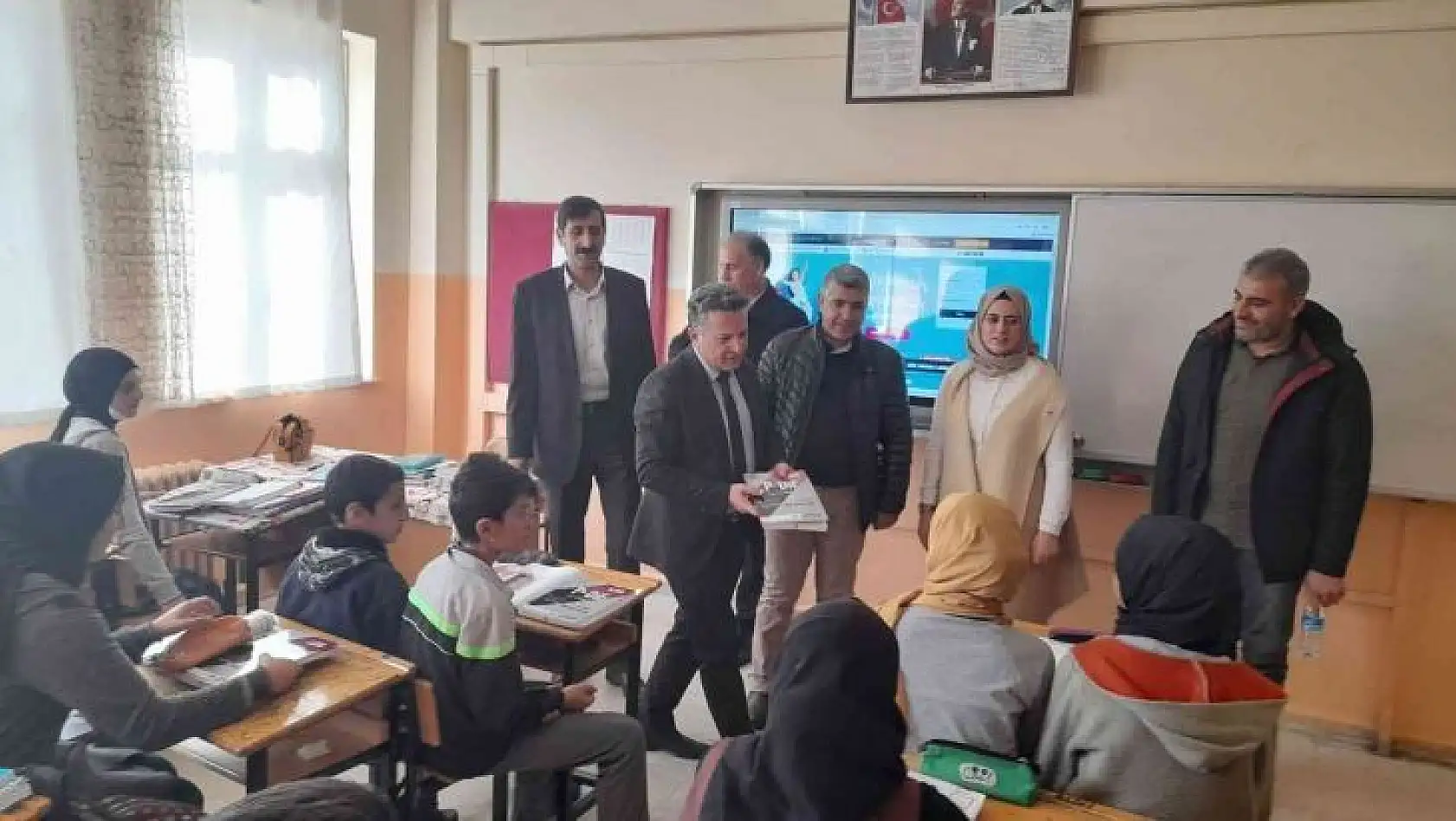 Yazıkonak Belediye başkanı, Bingöl'deki öğrencilere kitap dağıttı