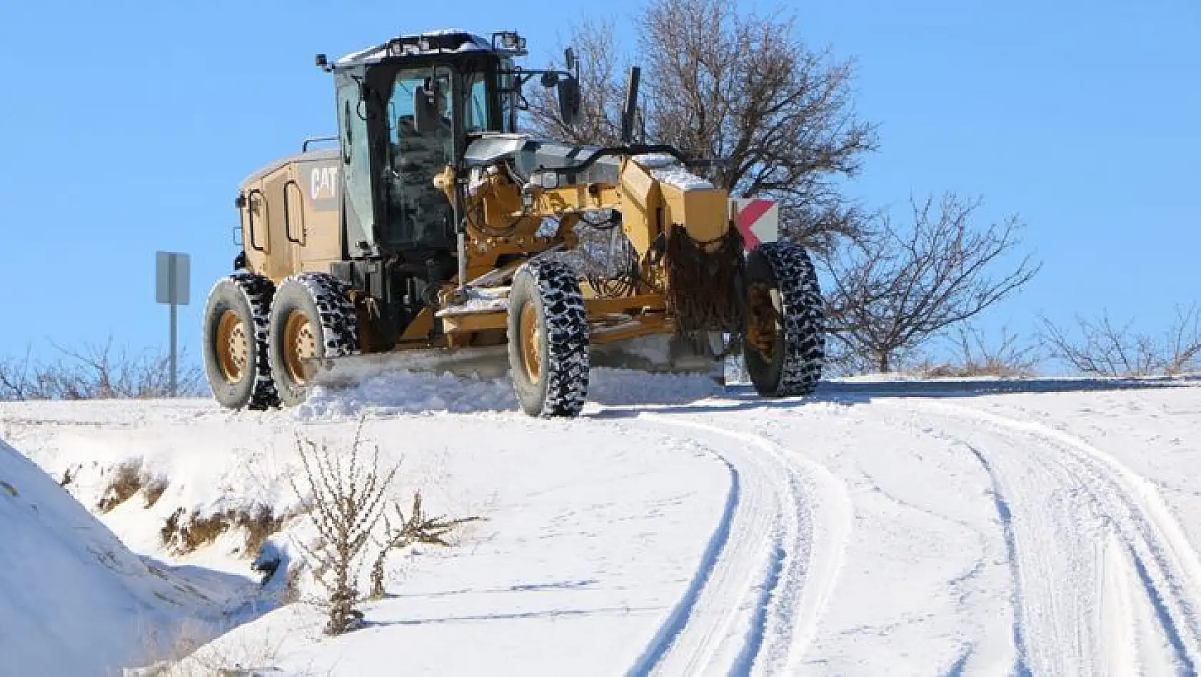 Yoğun Kar Yağışı 226 Köy Yolunu Ulaşıma Kapattı
