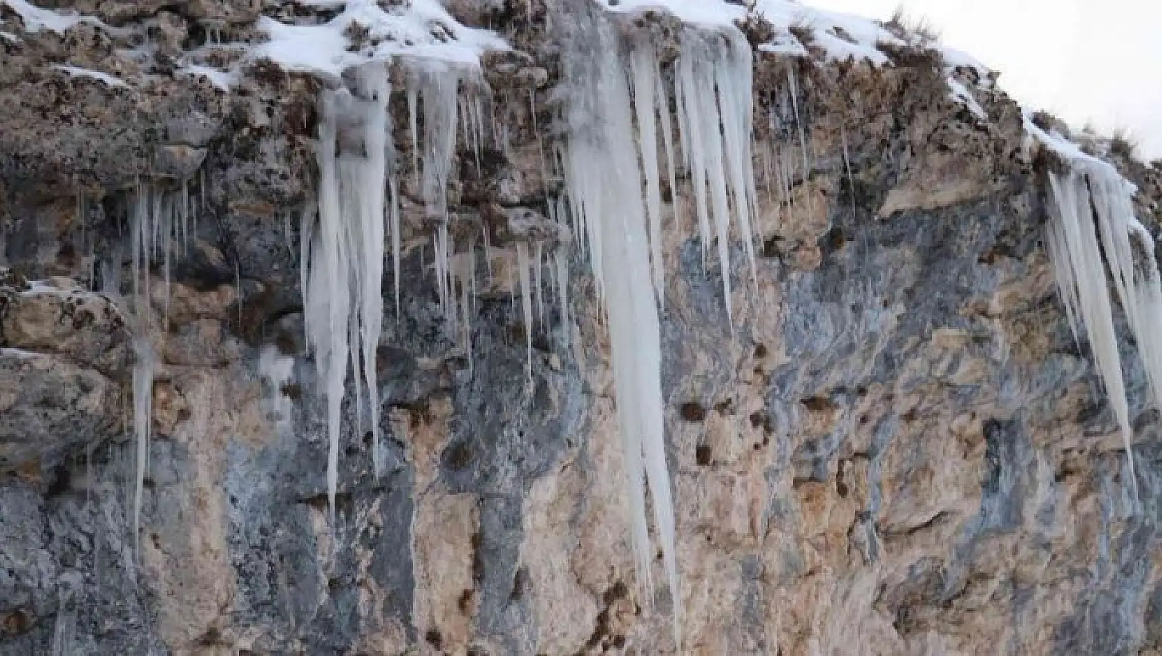 Bin 400 rakımdaki buz sarkıtlar görsel şölen sunuyor
