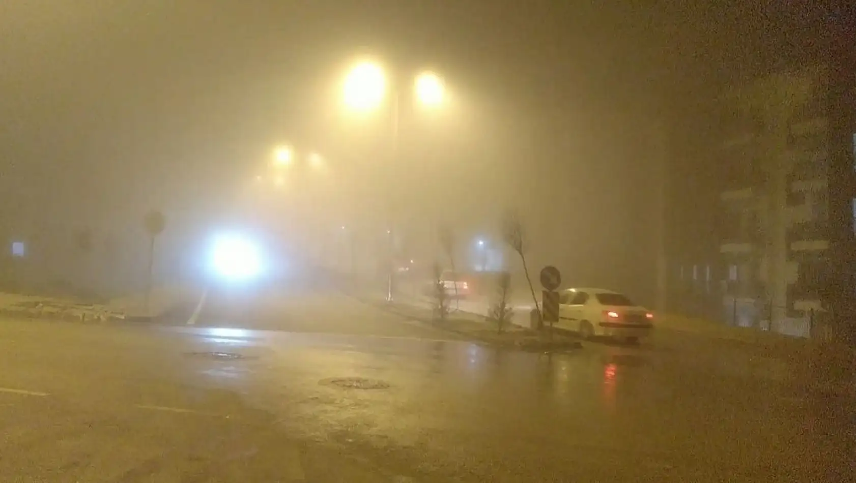 Elazığ'da gece saatlerinde yoğun sis: Görüş mesafesi 10 metreye kadar düştü