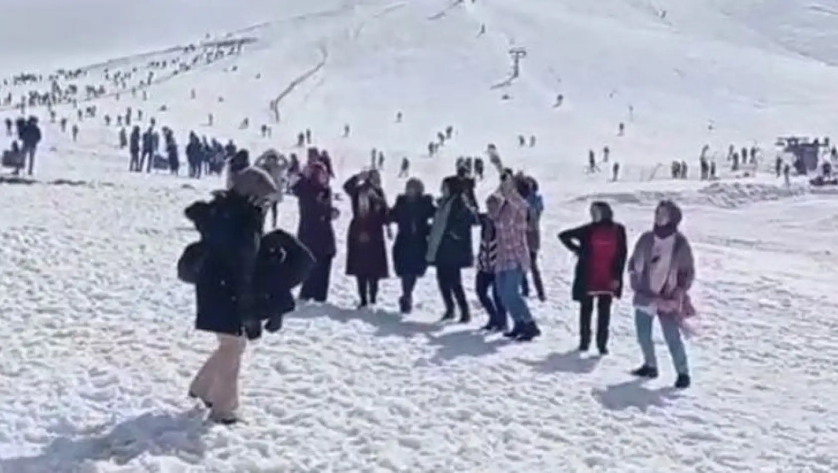 Elazığ Hazarbaba Kayak Merkezinde Vatandaşlar Doyasıya Eğlendi