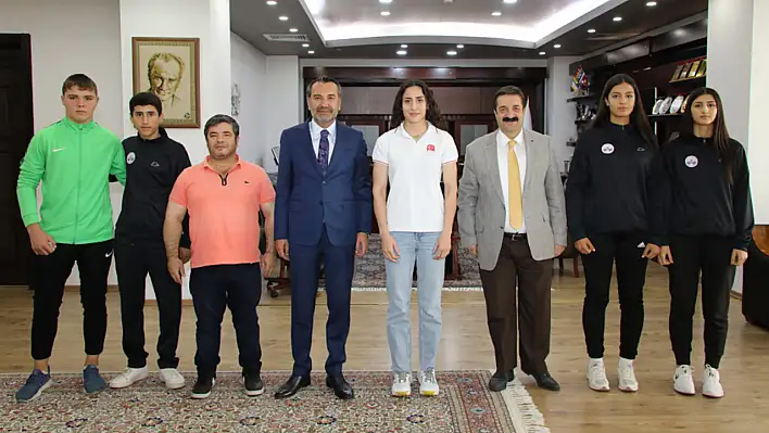 Elazığ Belediyespor'un Başarılı Sporcularından Başkan Şerifoğulları'na Teşekkür Ziyareti