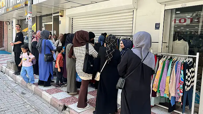 Elazığ'da Yüzde 70 İndirimi Duyan Buraya Koşuyor: Kapıda Kuyruklar Oluştu, Yetişen Alıyor