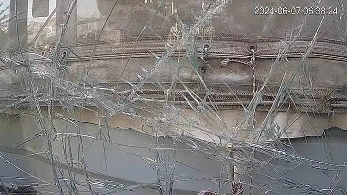 Elazığ'da 9 Kişinin Yaralandığı Kaza Güvenlik Kamerasına Yansıdı