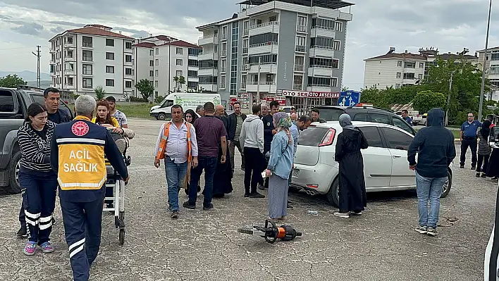 Elazığ'da Kaza Yaptığı Otomobile Sıkıştı