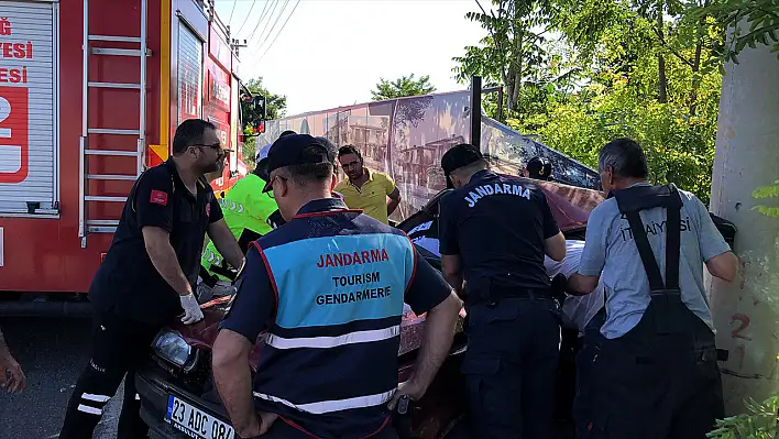 Elazığ'da Kazada Sıkışan Sürücü 1 Saatlik Çalışmayla Kurtarıldı