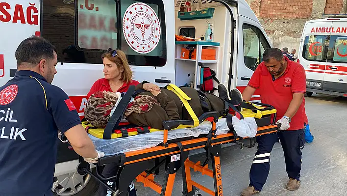 Elazığ'da Minibüs İle Otomobil Çarpıştı Çok Sayıda Yaralı Var!