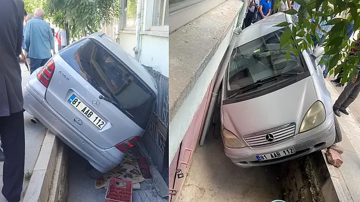 Elazığ'da Otomobil Apartman Boşluğuna Düştü