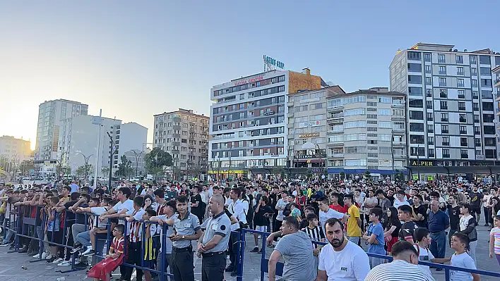 Elazığ'da Türkiye-Portekiz Maçı İçin Dev Ekran Kuruldu