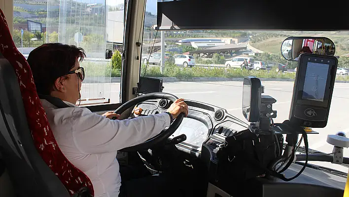 Hayali Olan Koltuğa Kavuşan Enkaz Kentin Tek Kadın Otobüs Şoförü, 8 Yıldır Mesleğini Severek Yapıyor