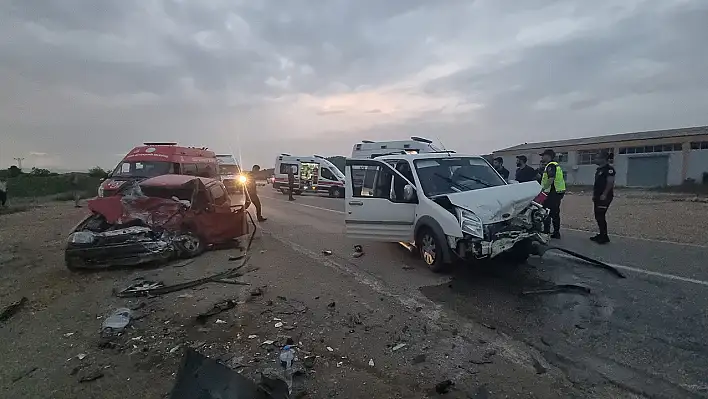 İki Otomobil Kafa Kafaya Çarpıştı: 1 Ölü, 5 Yaralı