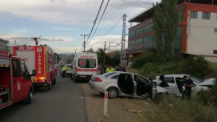 Kontrolden Çıkan Otomobil Karşı Şeride Geçti: 1 Ölü, 4 Yaralı