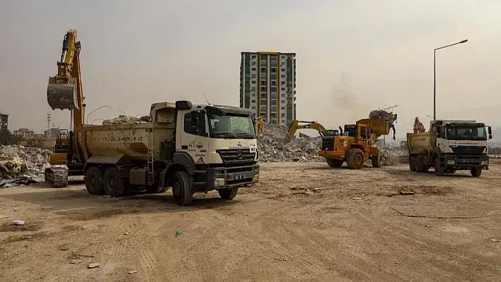 Van ekibi, Malatya'da 7 bin 300 kamyon hafriyat taşıdı
