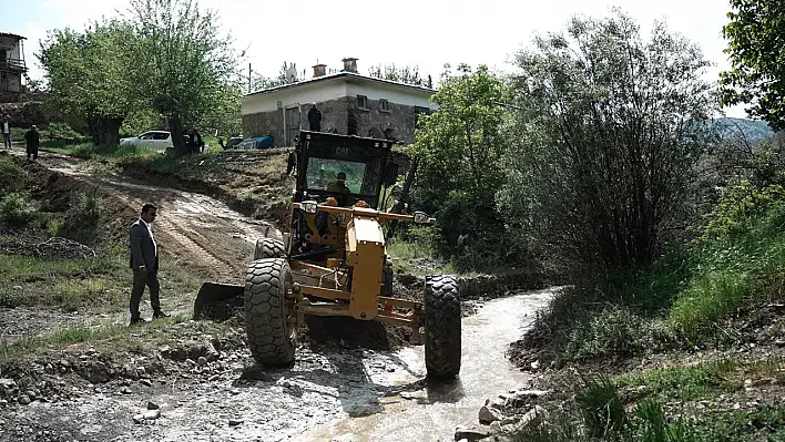 Yağışlardan Zarar Gören Köy Yollarında Reglaj Çalışmaları Devam Ediyor