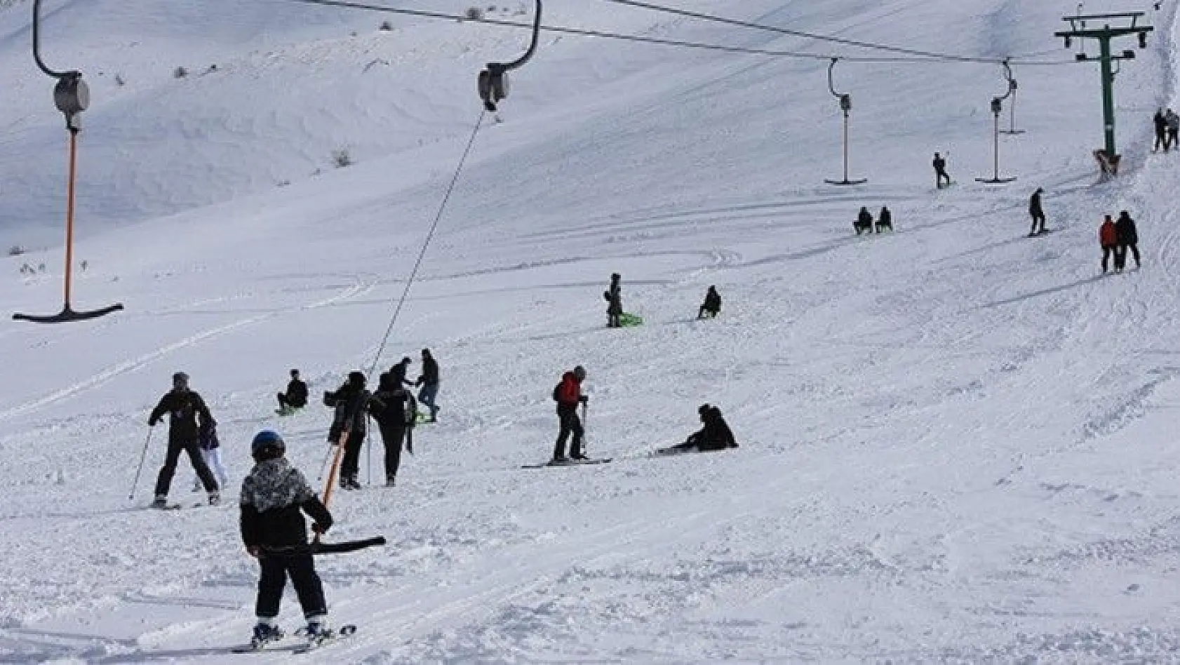 Göl manzaralı Hazar Baba Dağı'nda kayak keyfi başladı