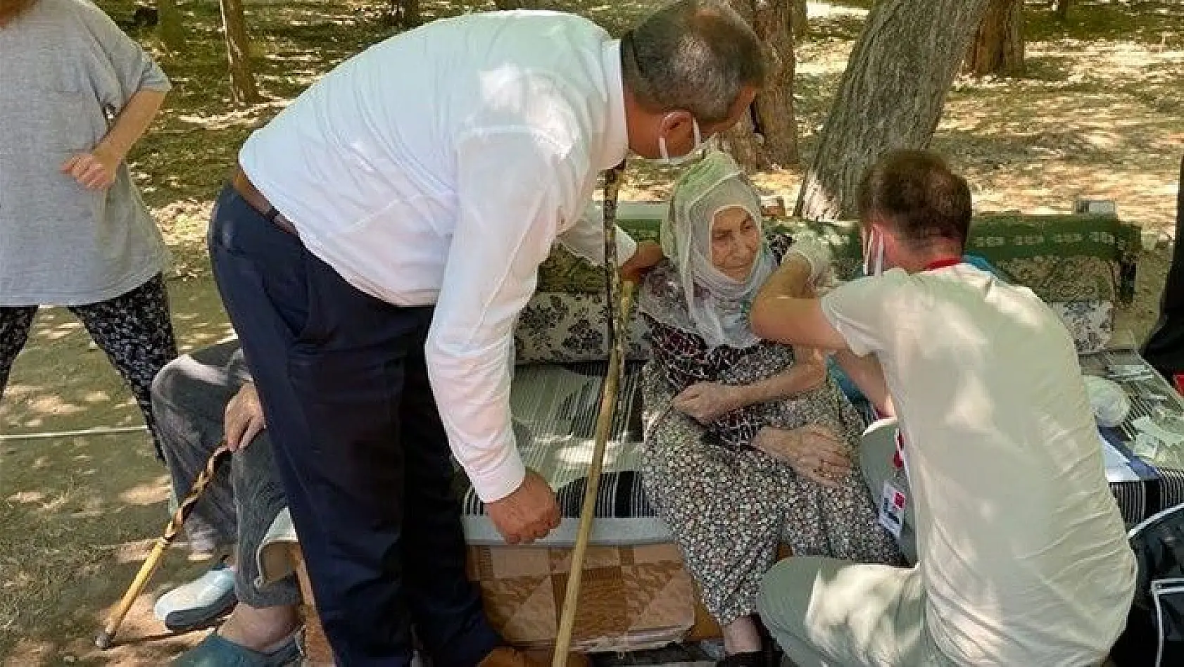 101 yaşındaki Nezaket Ninenin, aşısı ayağına geldi