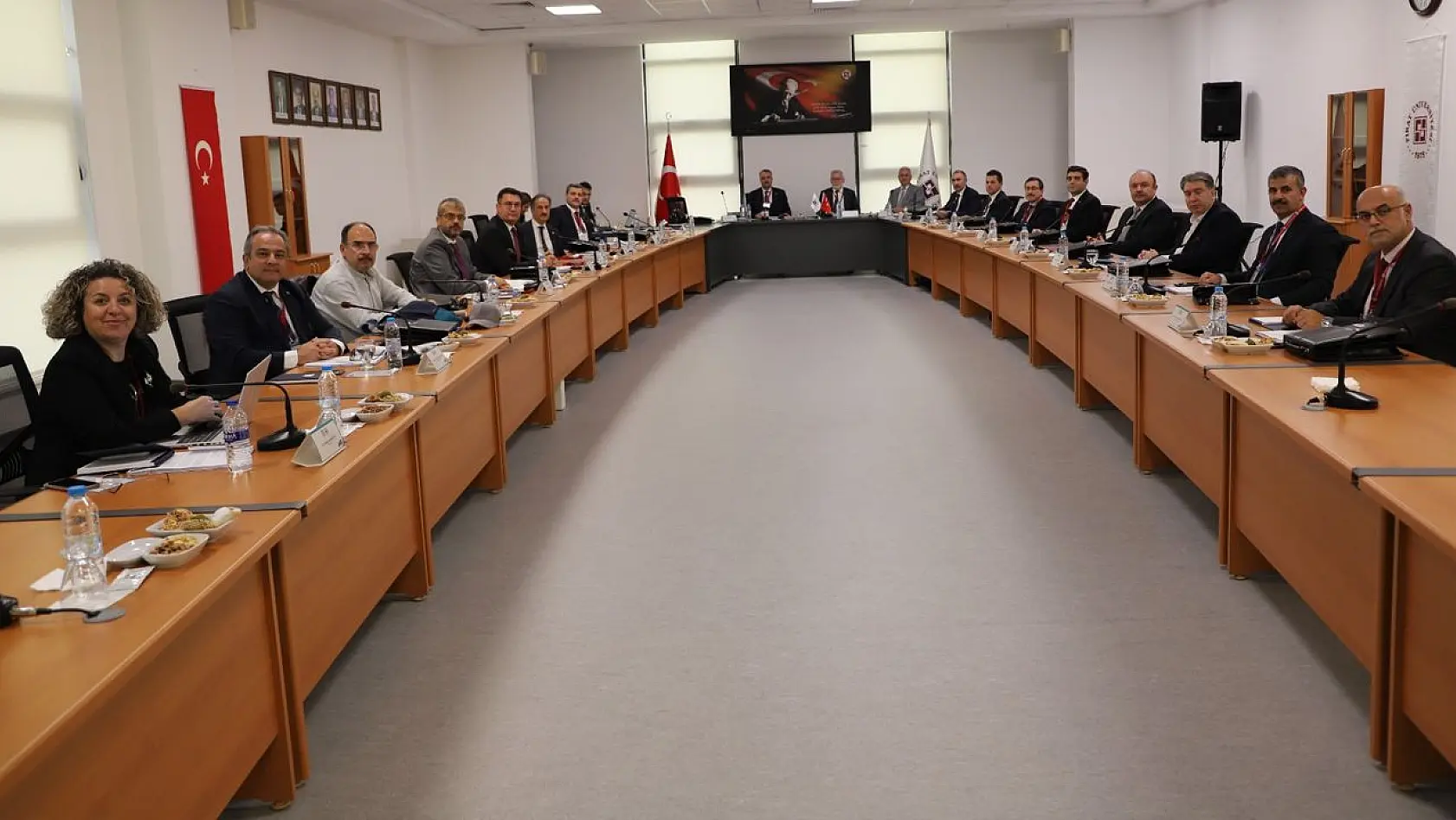 13 Rektörün Katılımıyla ÜAK Toplantısı Fırat Üniversitesi'nde Yapıldı