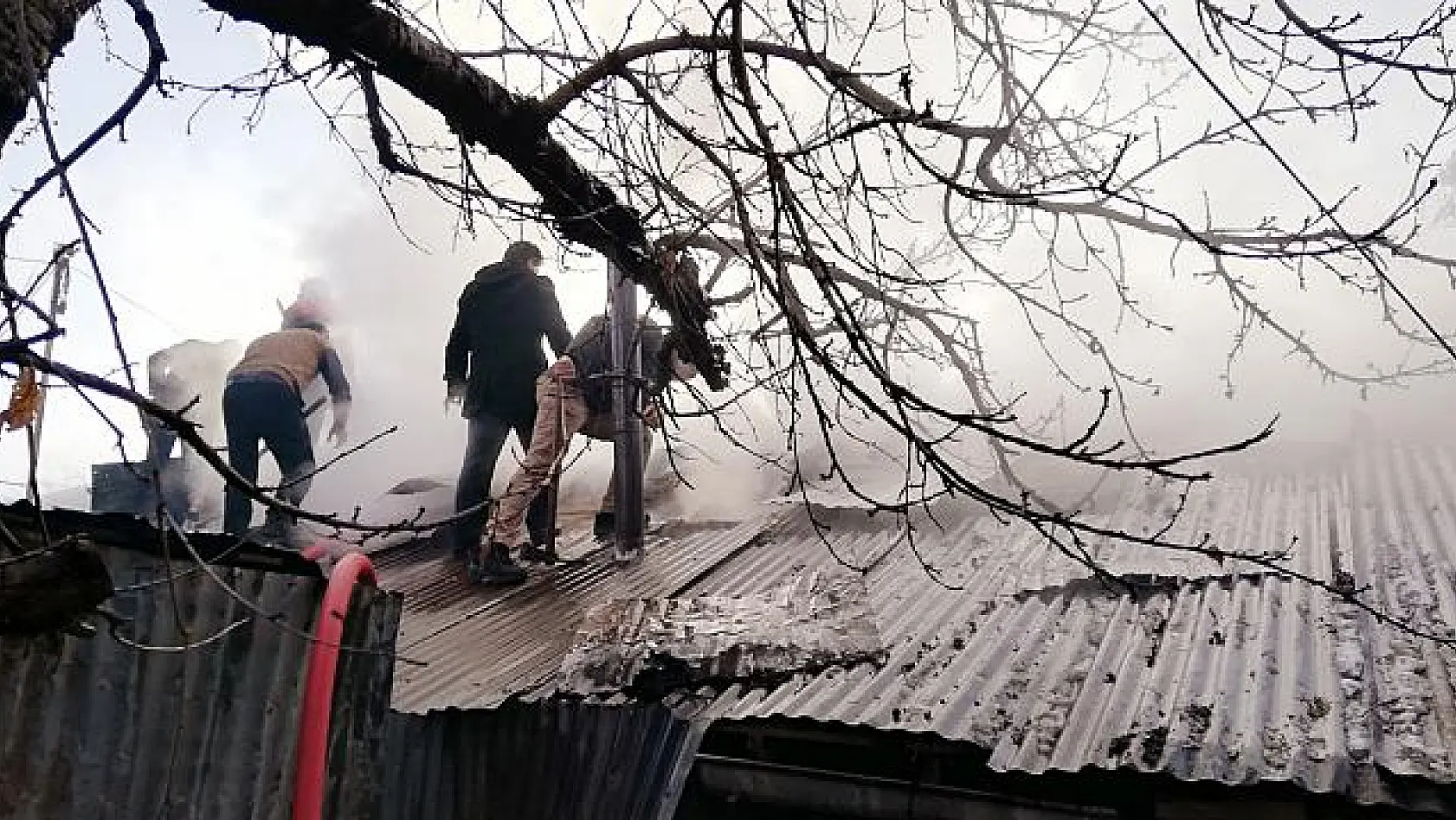 Elazığ'da yangın, iki evin çatısı zarar gördü